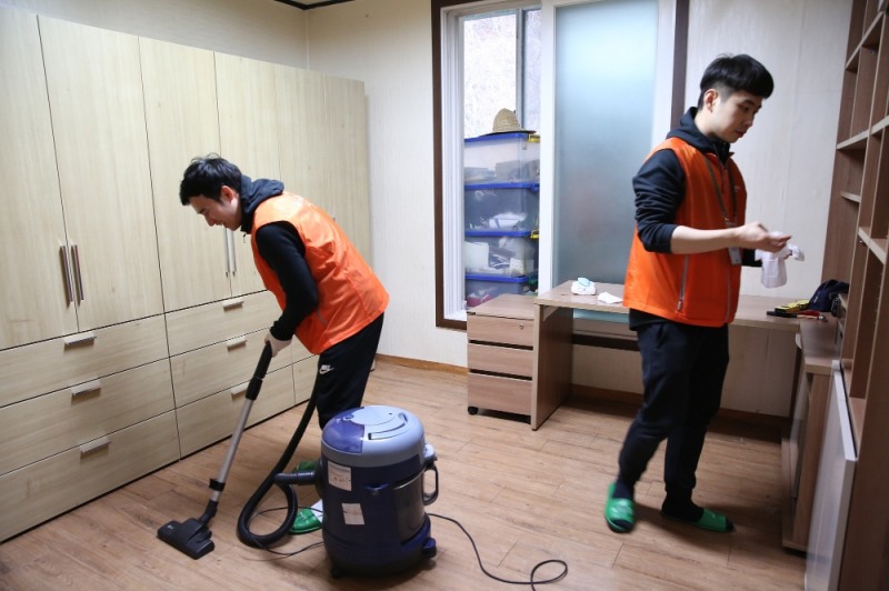 주거환경 개선사업 후 신입사원들이 청소를 돕고 있다.(사진=한샘)