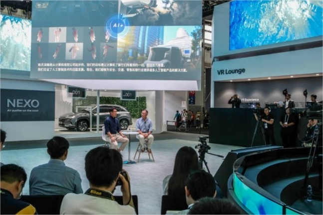 13일(현지시각) 중국 상하이 신국제엑스포센터에서 열린 'CES 아시아 2018'에서 현대자동차와 '딥글린트'간의 기술 협력 파트너십에 대해 발표 중인 정의선 현대자동차 부회장 (사진 우측)과 자오용 딥글린트 CEO (사진 좌측) (사진=현대차)