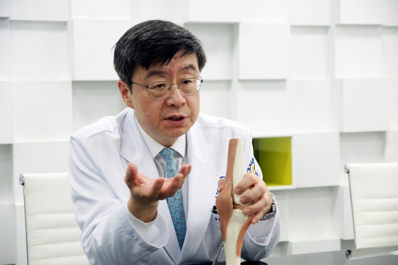 제한적 의료기술로 선정된 자가 지방 줄기세포 치료를 설명하는 고용곤 병원장