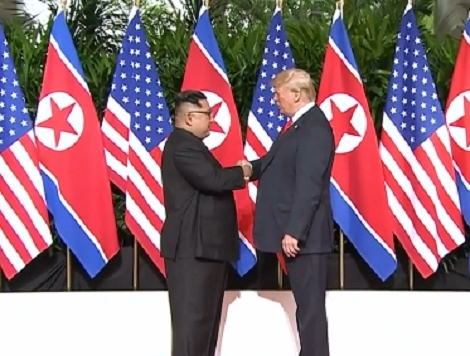김정은 북한 국무위원장과 도널드 트럼프 미국 대통령이 12일 오전 10시 5분(현지시간) 싱가포르 센토사 섬 카펠라 호텔에서 악수를 나누고 있다. (사진=KBS 방송화면)