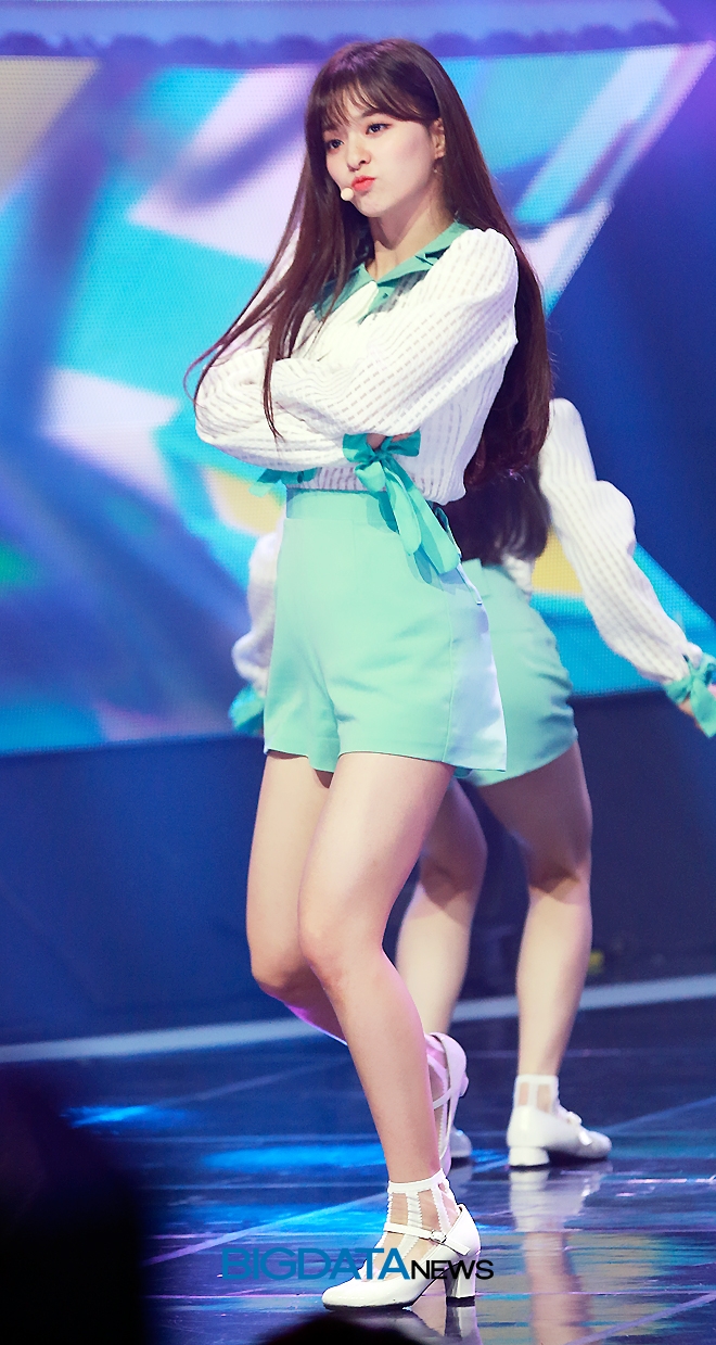 프로미스나인 이나경, MBC MUSIC '쇼 챔피언' 생방송 현장