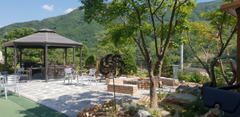 오세르펜션의 자연정원 속 아름답게 만들어진 정자