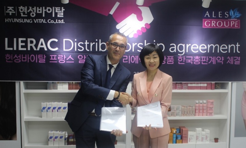 알레스 화장품 그룹 아시아 본사 라파엘 사장, 현성바이탈 신지윤 대표의 '리에락(LIERAC)' 한국 총판 사업권 계약 체결식