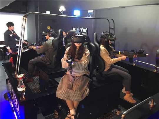 예쉬 컴퍼니의 인기 VR 콘텐츠 '헌티드'를 즐기고 있는 손님들의 모습.