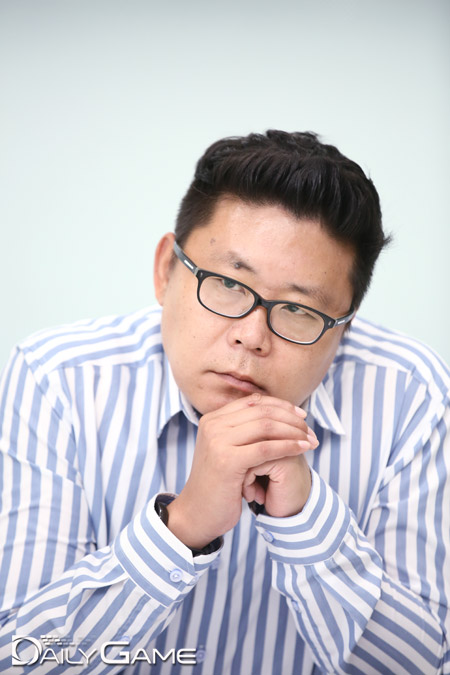 좌담회 진행을 맡은 데일리게임 곽경배 편집장.