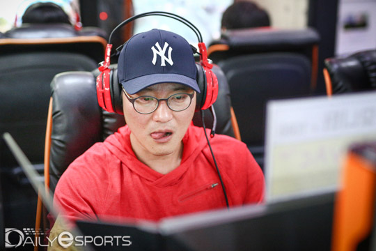 기자대회에서 '노 데스 캐리'로 팀을 우승으로 이끈 남윤성 부장. 원딜만 하는 일반 게임 유저다.