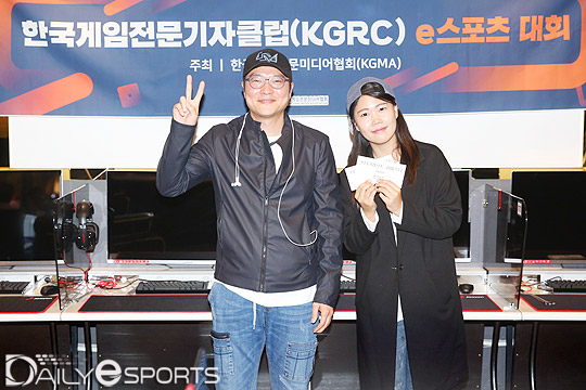 남윤성 부장(왼쪽)과 이소라 기자는 '스타크래프트' 종목에서 준우승을 차지했다.
