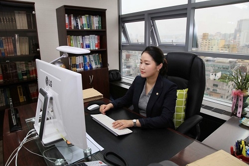 현재 이혼전문 법돌이 카페에서 실시간 무료법률 상담 활동중인 서유리 변호사