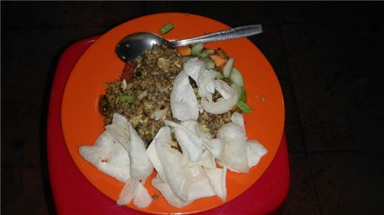 인도네시아 현지 식당에서 쉽게 접할 수 있는 서민 음식 나시 고랭. 1만5000 루피아 안팎의 가격으로 즐길 수 있다.