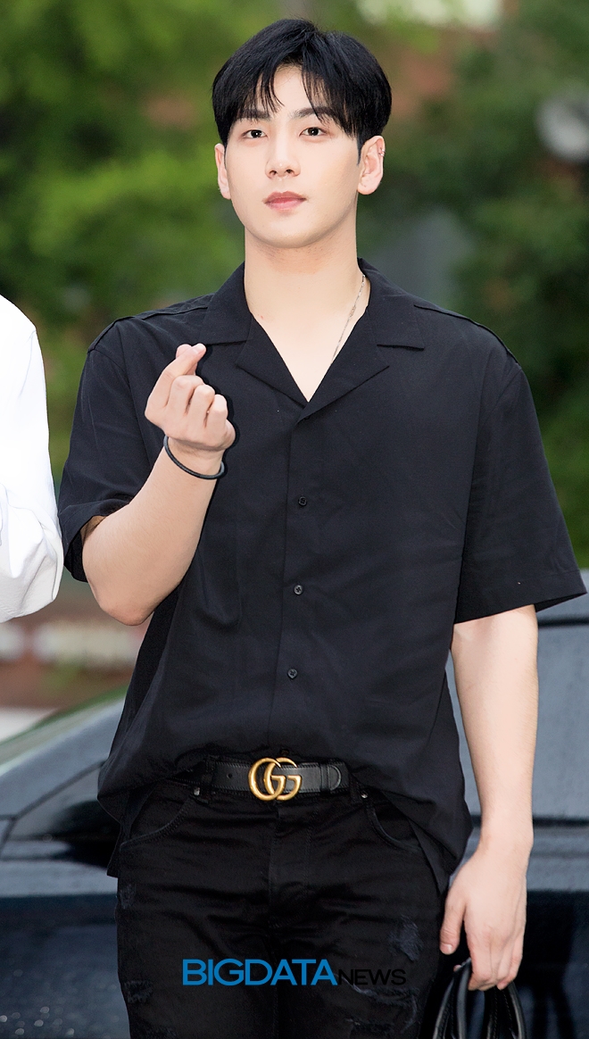 뉴이스트 W 백호, KBS 2TV 음악방송 '뮤직뱅크' 리허설 현장