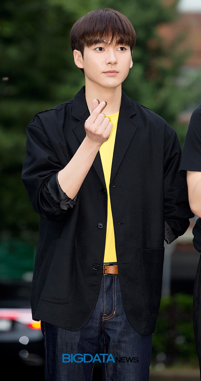뉴이스트 W 아론, KBS 2TV 음악방송 '뮤직뱅크' 리허설 현장