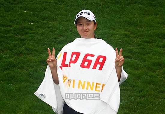 [포토] 승리의 V그리며 기뻐하는 박채윤