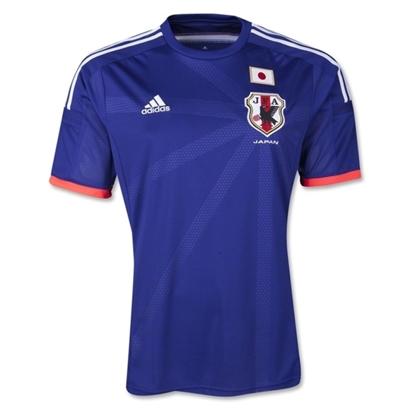 ⓒ 2014 브라질 월드컵 당시 큰 논란이 됐던 일본 축구 대표팀 유니폼의 전범기 형상. 아디다스가 제조했다.