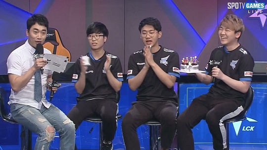 롤챔스 방송 인터뷰 중에 '스피릿' 이다윤의 생일을 축하했다. (사진=스포티비 게임즈 방송 화면 캡처)