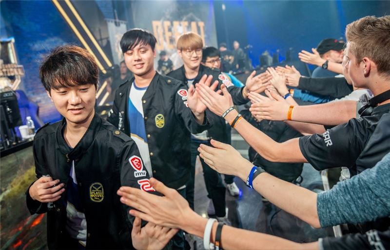 LMS 대표 FW, RNG 이어 킹존까지 격파! 최강 등극