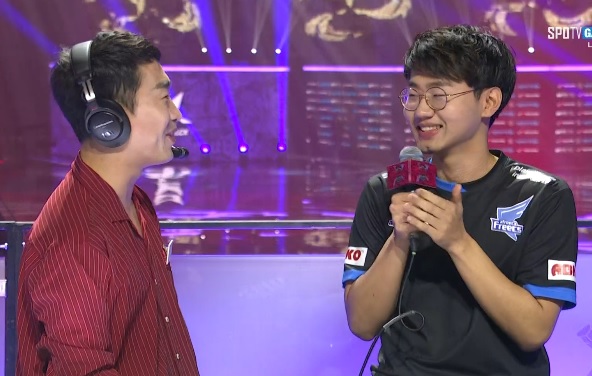 지렉스를 꺾고 인터뷰에 응하고 있는 '쿠로' 이서행(오른쪽).