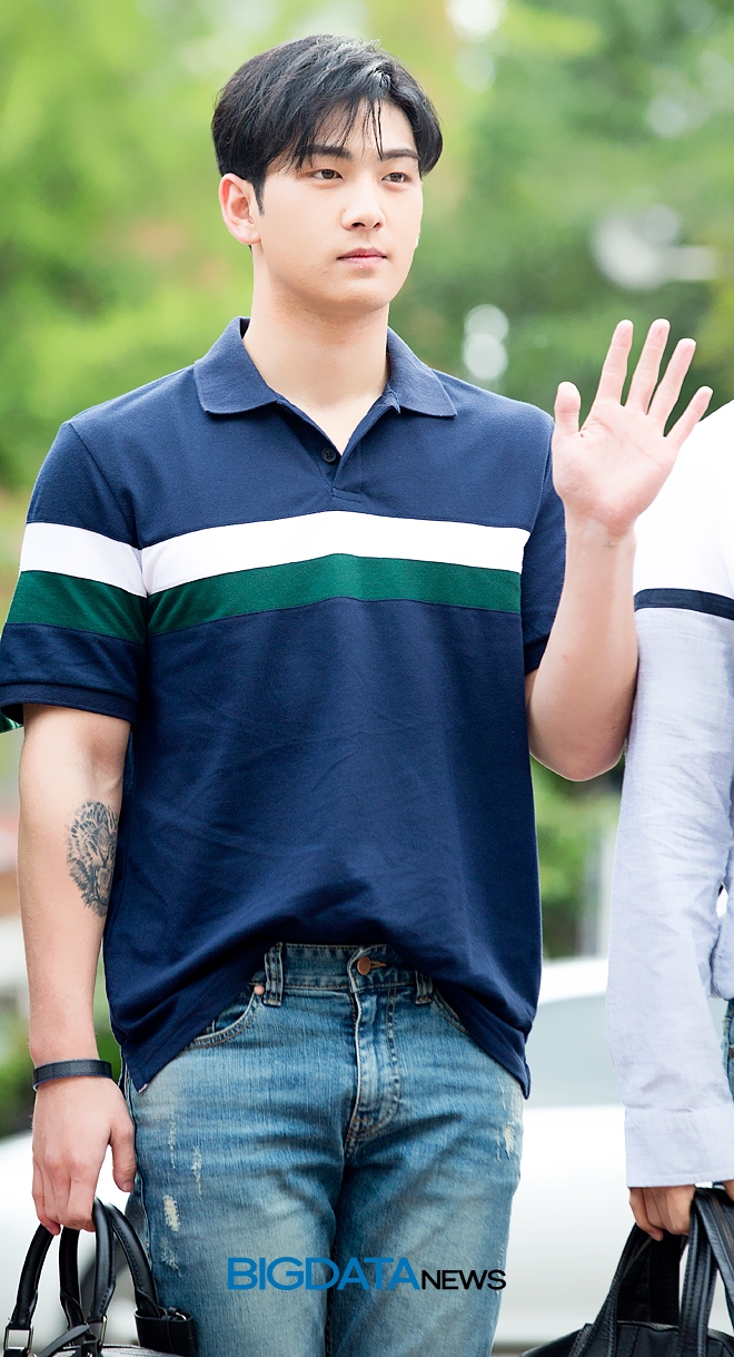 뉴이스트W 백호, KBS 2TV 음악방송 '뮤직뱅크' 리허설 출근길 현장