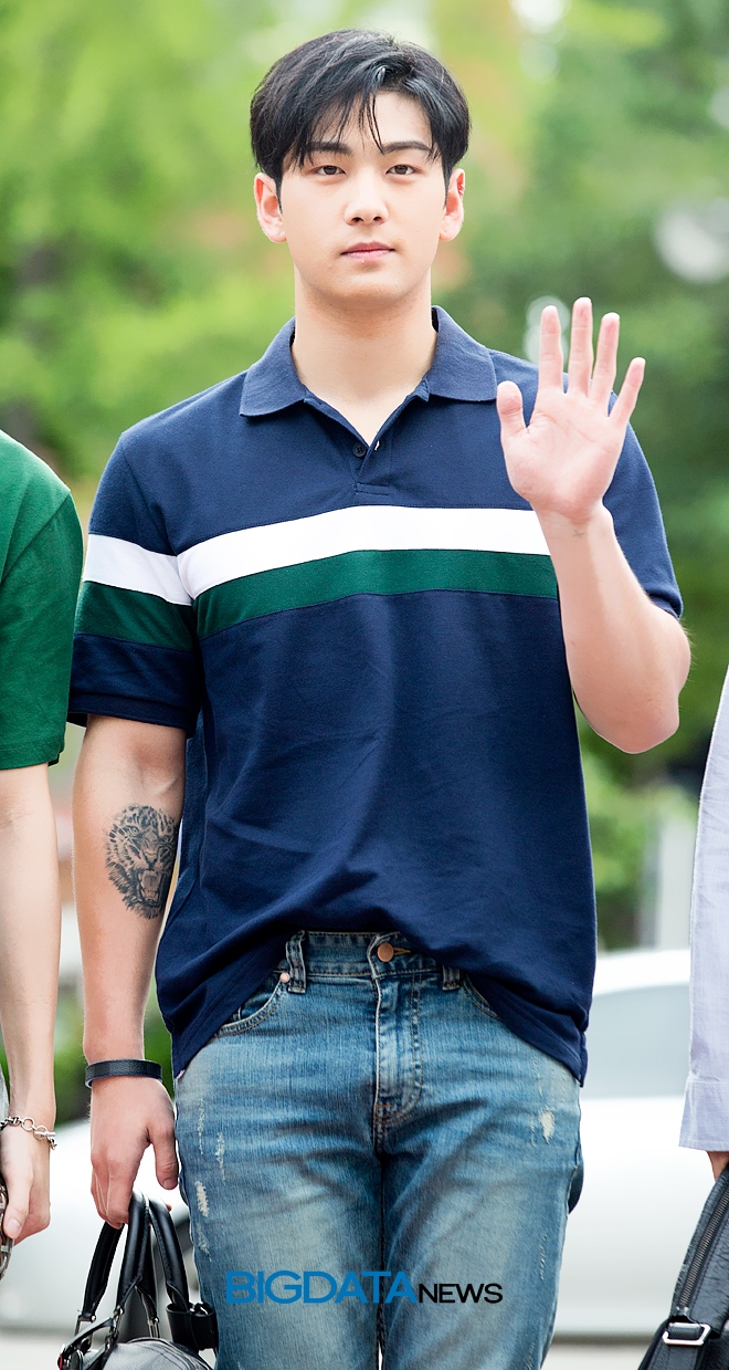 뉴이스트W 백호, KBS 2TV 음악방송 '뮤직뱅크' 리허설 출근길 현장