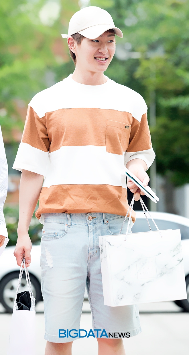 샤이니 온유, KBS 2TV 음악방송 '뮤직뱅크' 리허설 출근길 현장
