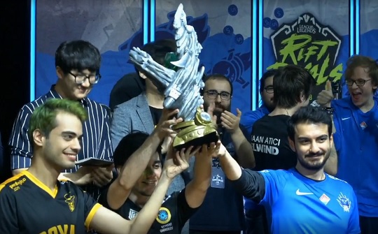 터키 팀이 리프트 라이벌즈 2018 TCL-LCL-VCS 대회에서 우승을 차지한 뒤 트로피 세리머니를 펼치고 있다(사진=트위치 중계 화면 캡처).