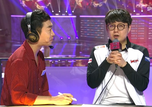 kt 롤스터의 서포터 '마타' 조세형(오른쪽)이 방송 인터뷰에 응하고 있다(사진=스포티비 게임즈 생중계 화면 캡처).