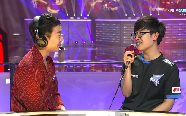 아프리카 프릭스의 톱 라이너 '기인' 김기인(오른쪽)이 방송 인터뷰에 응하고 있다(사진=스포티비 게임즈 생중계 화면 캡처).