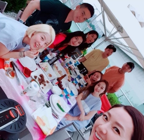 한수민, 남편 박명수-지인들과 테라스 파티···서래마을 떠나 이태원으로
