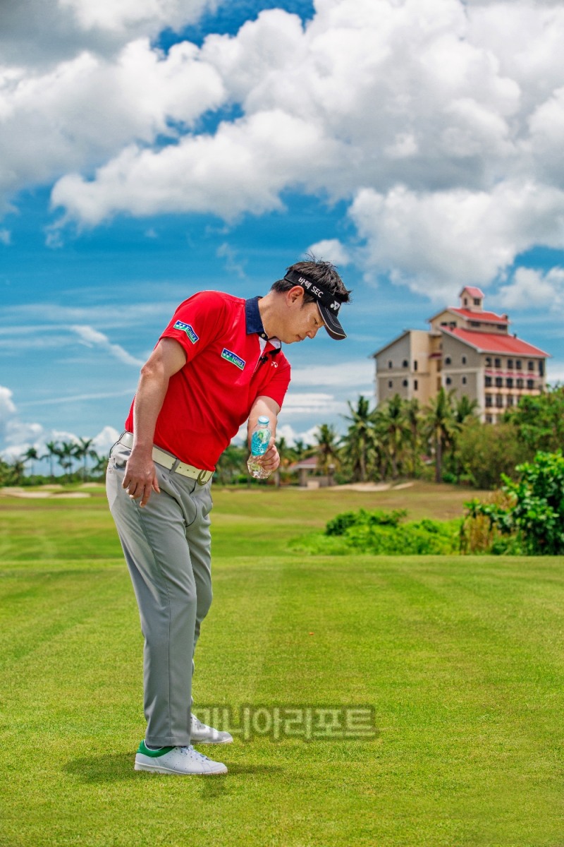 왼손 세 손가락을 꼭 조이고 지면을 누르는 느낌으로 테이크어웨이를 한다