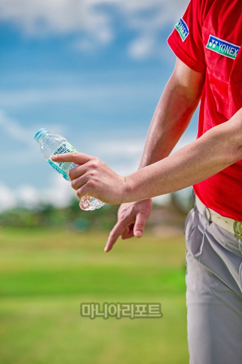 상체 고정의 핵심은 왼손 세 손가락이다. 사진_고성진