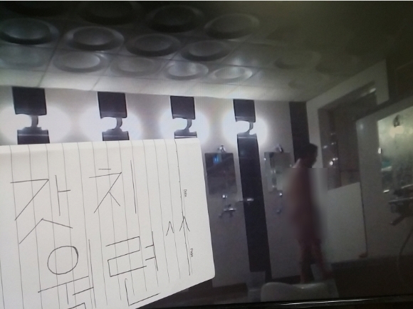 갓치는 신(god)와 김치녀의 합성어, 웜련은 워마드 회원을 뜻하는 단어다.