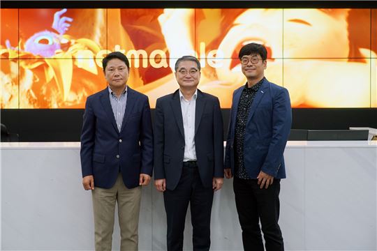 좌측부터 권영식 넷마블 대표집행임원, 나종민 문체부 제1차관, 강신철 한국게임산업협회장.
