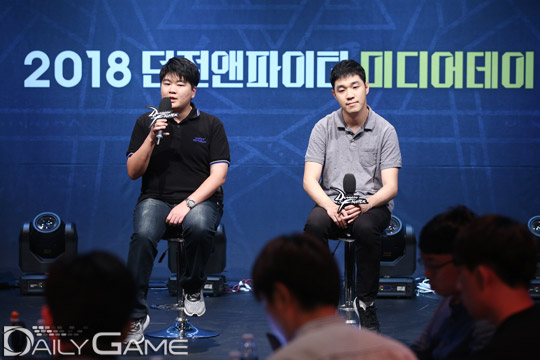 김성욱 디렉터(좌)와 남윤호 서비스실장(우)