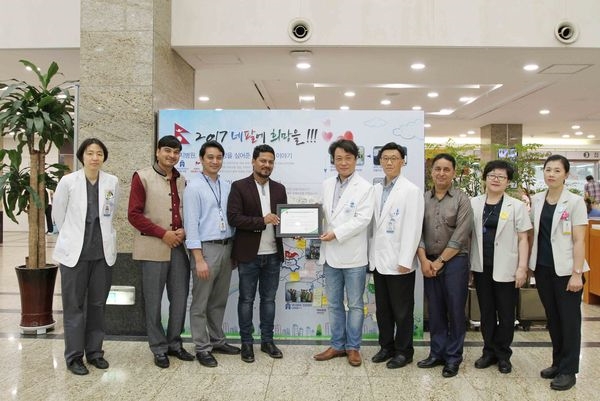 (사진설명) 명지병원 1층 로비 ‘네팔희망의벽’ 앞에서 진행된 감사패 전달식(왼쪽에서 네 번째가 네팔 옴사이바바기념병원 데이야 람 카키 병원장, 오른쪽이 명지병원 이왕준 이사장)