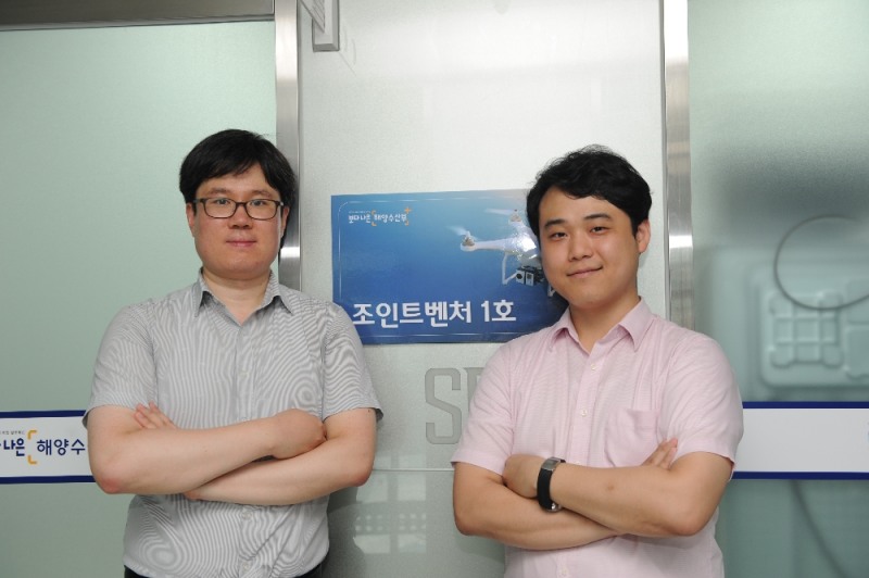 조인트 벤처1호 구성원(해수부 박찬수 사무관,김경서 사무관).(사진=해양수산부)