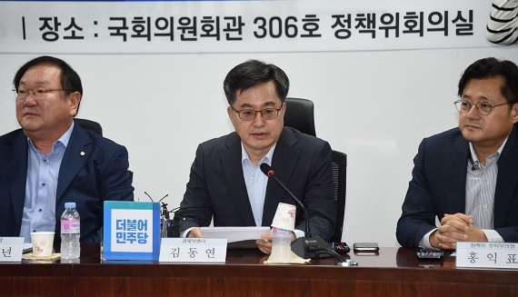 김동연 부총리 겸 기획재정부 장관이 7월 17일 여의도 국회 의원회관에서 열린 더불어민주당과의 '하반기 경제정책방향 및 저소득층 지원대책' 당정협의에 참석, 모두발언을 하고 있다.(사진=기획재정부)
