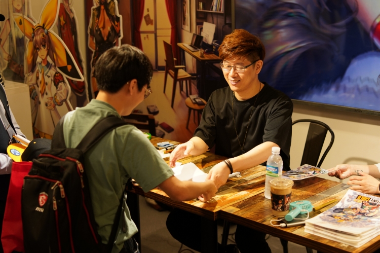 카페 모펀에서 사인회에 참여하고 있는 시프트업 김형태 대표.