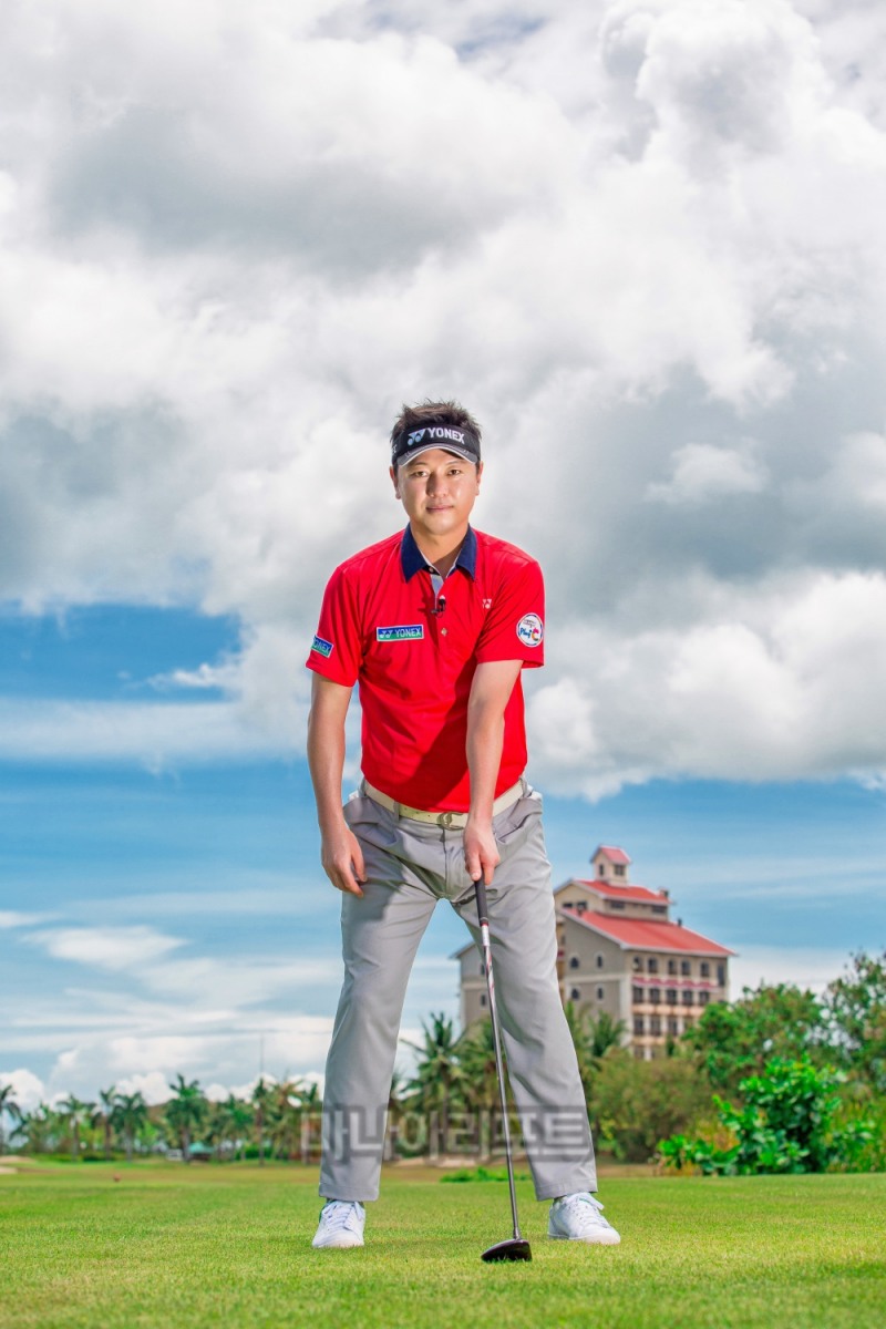 왼쪽 겨드랑이를 꽉 조여야한다. 사진_고성진