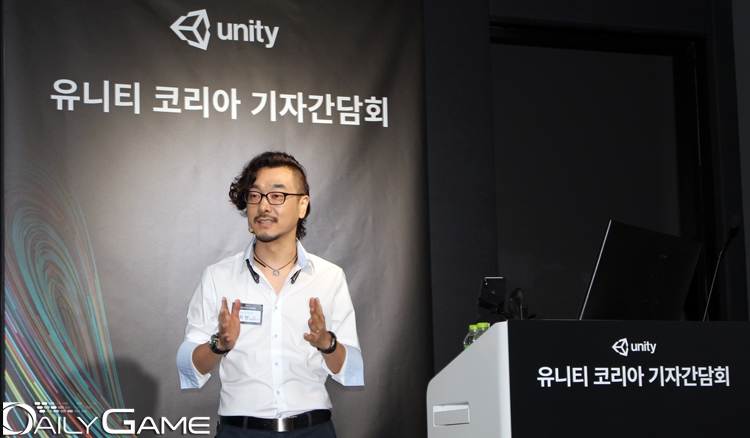 유니티 2018.2에 추가된 기능들을 직접 시연과 함께 설명을 하고 있는 오지현 유니티 코리아 리드 에반젤리스트.