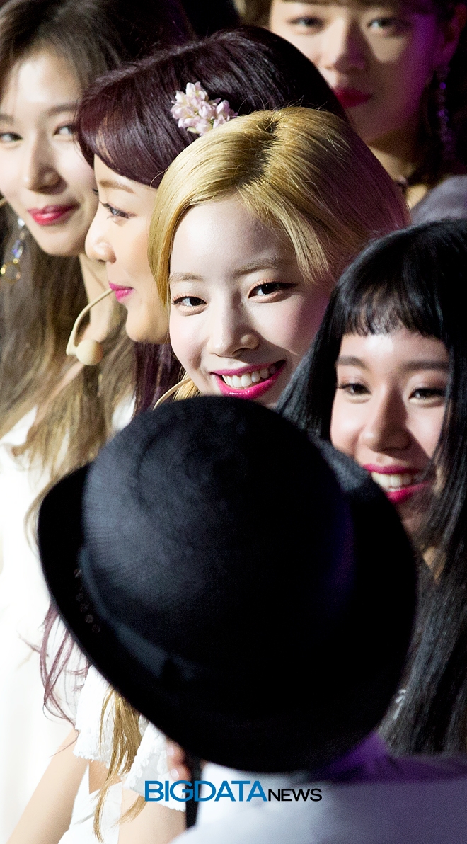 트와이스 지효-다현, MBC MUSIC '쇼 챔피언' 생방송 현장