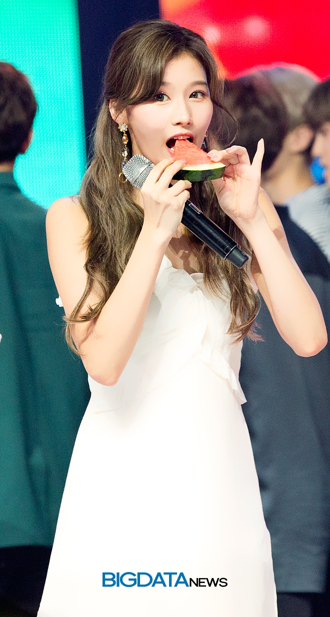 트와이스 사나, MBC MUSIC '쇼 챔피언' 생방송 현장