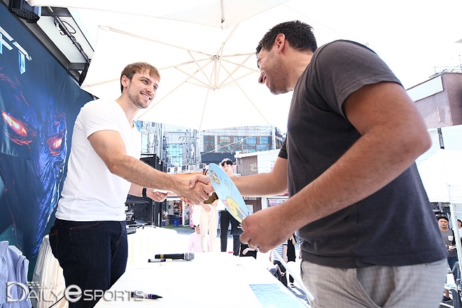 팬 사인회에 임하고 있는 기욤 패트리(왼쪽).