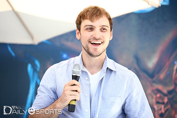 KSL 개막 기념 행사로 열린 팬 사인회에 나선 기욤 패트리.