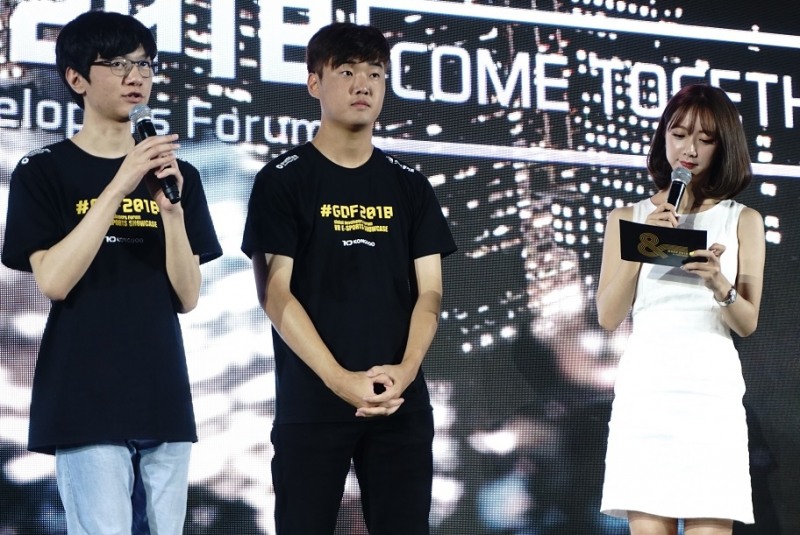 '매드라이프' 홍민기(왼쪽)와 '에버모어' 구교민(가운데)이 VR 쇼케이스에 참가한 소감을 밝히고 있다.