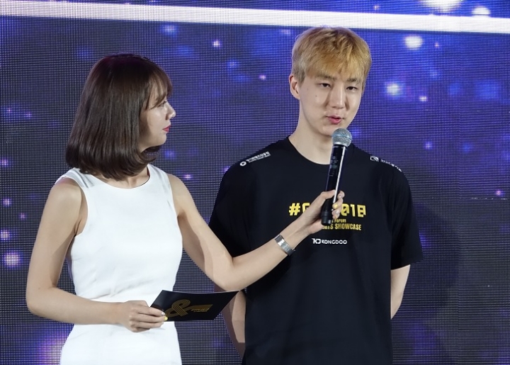 GDF 2018 VR 쇼케이스에서 비트 세이버를 시연한 이제동(오른쪽)이 소감을 밝히고 있다.