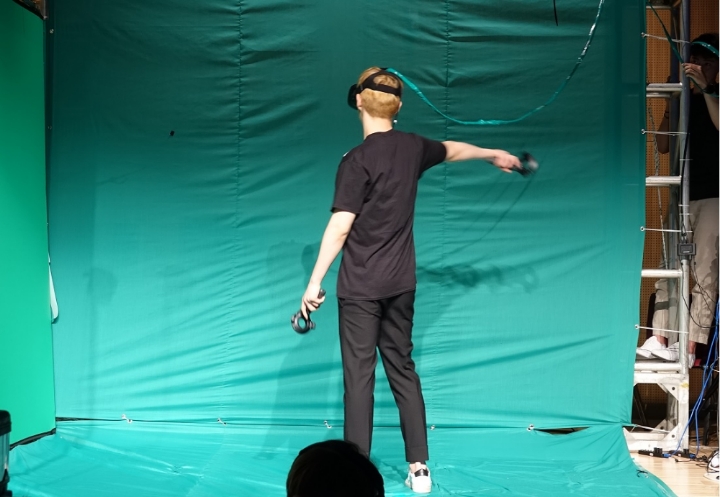 이제동이 실제로 VR 시연을 하는 장면.