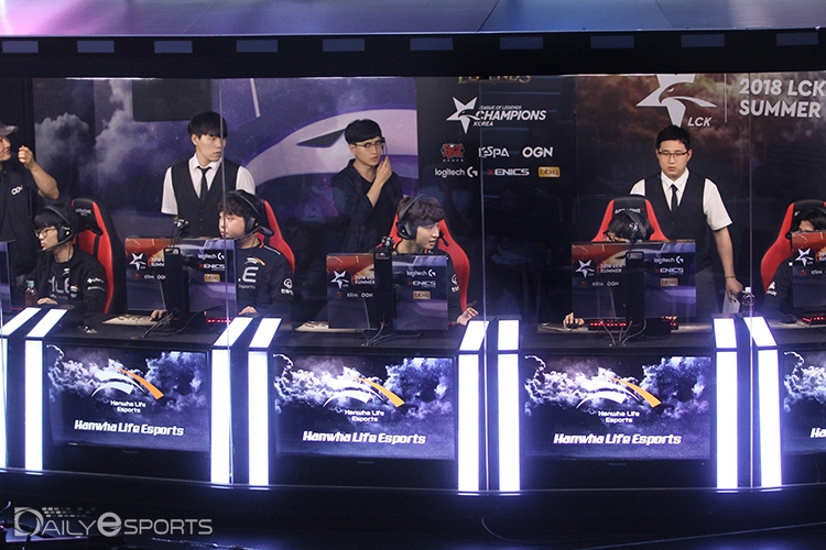 선취점 내준 한화생명, 전 라인 선수 교체로 '승부수'