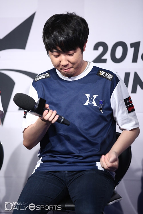 킹존 드래곤X의 톱 라이너 '칸' 김동하가 인터뷰 도중 부서진 어금니를 빼내고 있다.