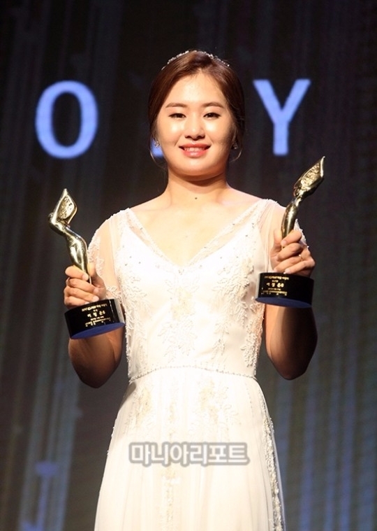 지난해 2년차였던 이정은은 4승에 힘입어 연말 KLPGA투어 시상식에서 대상과 상금왕, 다승왕, 평균타수상, 인기상, 베스트플레이어상 등을 수상하며 KLPGA투어 사상 최초 6관왕을 기록했다.