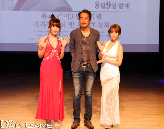 하타노 유이,사토 다이스케 PD, 모모노기 카나(좌측부터).