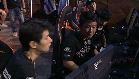 1인칭 1일차 선두에 오른 중국 OMG.(사진=PGI 중계 캡처)